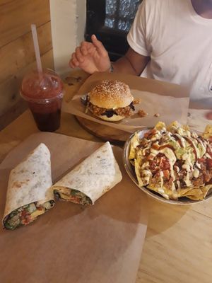 Hamburguesa, wrap y nachos at La Huerta de Almeria - Malasaña in Madrid