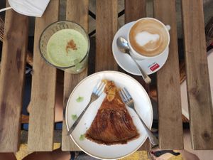 Apfelkuchen mit Cappuchino und Matcha Latte at Verdeteja in Mallorca