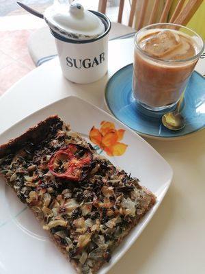 Ijskoffie met havermelk en pizza de Mallorca at Verdeteja in Mallorca