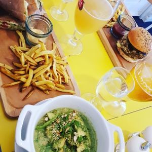 des plats délicieux at Paradis Marguerite in Paris