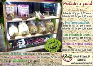 Vitrina de cositas veganas at Zona Verde in Salamanca