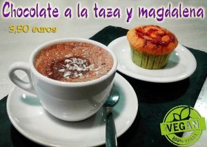Chocolate vegano a la taza con virutas de chocolate blanco + Magdalena vegana  at Zona Verde in Salamanca