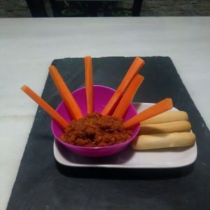 Paté de tomate seco con crudité de zanahoria y picos de pan at Zona Verde in Salamanca