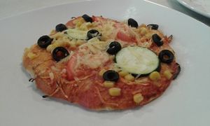 Ración de pizza de verduras con queso vegano at Zona Verde in Salamanca