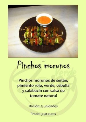 Pinchos morunos con salsa de tomate natural at Zona Verde in Salamanca