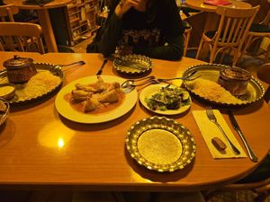 Samosas y un par de platos veganos at Arche Nova in Frankfurt