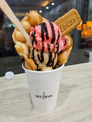 Bubble waffle with chocolate chips! The ice cream flavors are Earl Grey and strawberry with pouchong tea at Nice Cream in Taipei