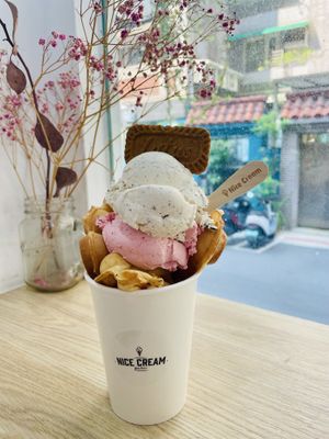 Bubble waffle with a scoop of strawberry and stracciatella   at Nice Cream in Taipei