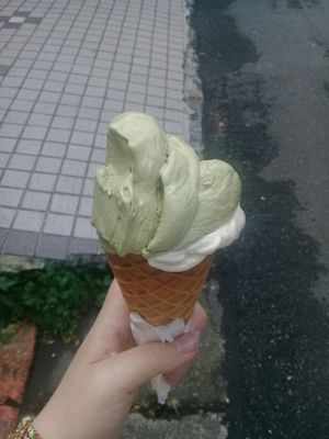 Matcha and orange gelato at Nice Cream in Taipei
