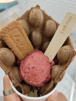 Earl grey tea bubble waffle w mix verry ice cream at Nice Cream in Taipei