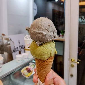 Sesame and matcha flavors at Nice Cream in Taipei