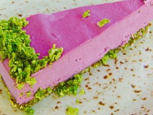 Raw Berry-Matcha-Cake at Mom's Table  in Augsburg