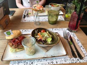 vegan burger and side salad with selfmade lemonade at Jay & Jay in Saarbrucken
