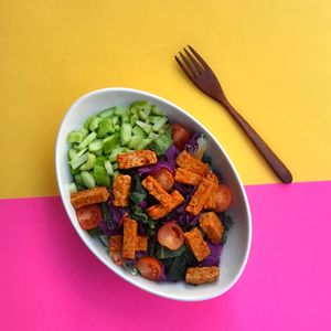 Mouthwatering Buffalo Tempeh Bowl with Ranch 😍 
(Buffalo Tempeh, Cherry Tomatoes, Celery, Cucumbers, Purple Cabbage, Carrot, Mixed Greens, Ranch) at Sprout Korea Natural Whole Food Service in Seoul