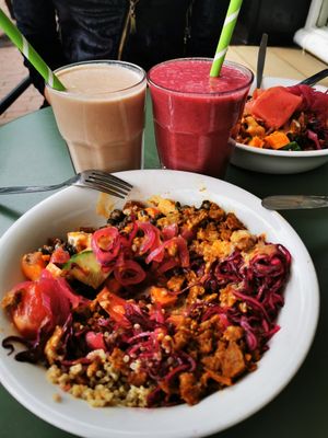 Killer kapsalon bowl. En smoothys. Verry good. The chocolate coliflower is surprisingly good. at SLA - Kruisweg in Haarlem