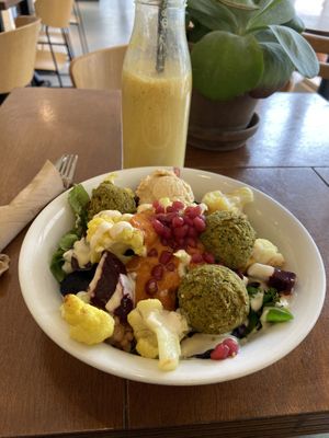 Awesome vegan meal with smoothie! at SLA - Kruisweg in Haarlem