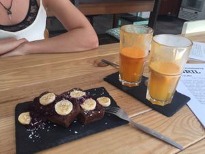 Fresh juices and Banana bread  at Foodprintz Cafe in Lisbon