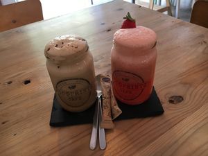 Ice café and strawberry lemonade  at Foodprintz Cafe in Lisbon