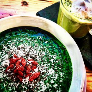 Green Machine and almond matcha latte at Foodprintz Cafe in Lisbon