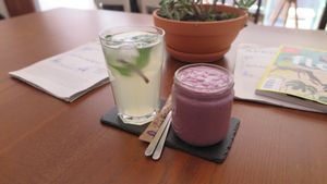 Fresh Lemonade and Bananarama Smoothie at Foodprintz Cafe in Lisbon