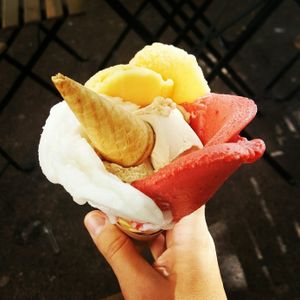 Glace vegan en cornet (parfum noisette, fraise, citron et agrumes) at Amorino in Nice