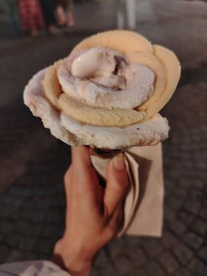 Cono frutto della passione e mascarpone fichi at Amorino in Strasbourg