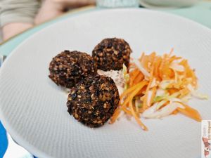 3 green lentil fallafels with coriander, herbs and seeds at Primeur Cantine in Paris