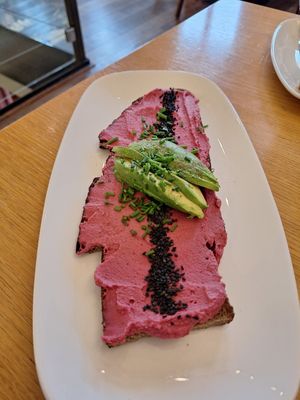 Brot mit Rote Beete Hummus , schwarzem Sesam , Avocado und Schnittlauch 🩷 at Amalie in Speyer