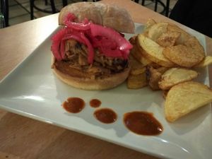 Pulled jackfruit burger at El Chigre de Manjatan in Majadahonda