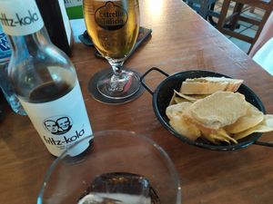 Bebidas con tapa at El Chigre de Manjatan in Majadahonda