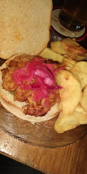 Espectacular burger de Jackfruit, con papas fritas! at El Chigre de Manjatan in Majadahonda