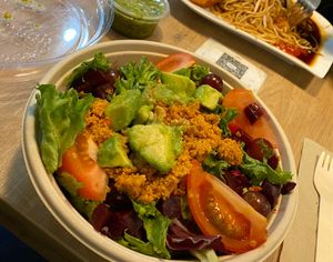 Wenn‘s mal schnell gehen muss, findet man hier viel vegane Auswahl  at Dean & David - Ernst-August in Hannover