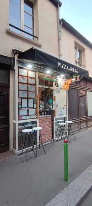 Facade at Pizza Julia in Paris
