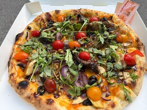 Vegan prestige pizza at Pizza Julia in Paris