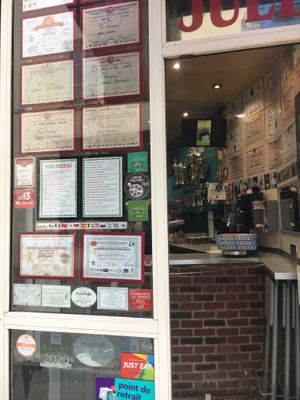 the outside  at Pizza Julia in Paris