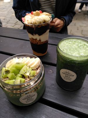 Seabowl and green smoothie at Superfood Deli - Mariahilfer in Vienna