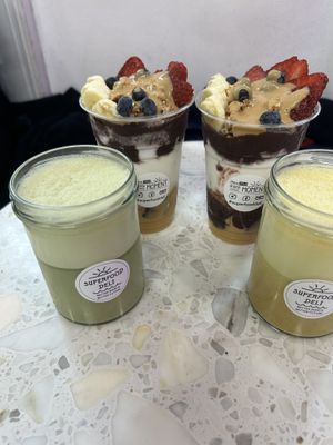 Kurkuma Latte with (glutenfree) Oatmilk 10/10, Matcha Latte 6,5/10  at Superfood Deli - Mariahilfer in Vienna