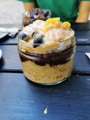 Porridge bowl with peanut butter, Mango, Açaí and blueberries at Superfood Deli - Mariahilfer in Vienna