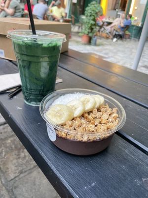 Açaí bowl and spirulina shake   at Superfood Deli - Mariahilfer in Vienna