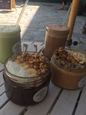 Matcha-Coco-Latte, Brazilian Açai Bowl, Choc-O-Latte and Pinky N The Brain Bowl at Superfood Deli - Mariahilfer in Vienna