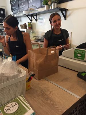 Beautiful and friendly owners :-) at Superfood in Arles