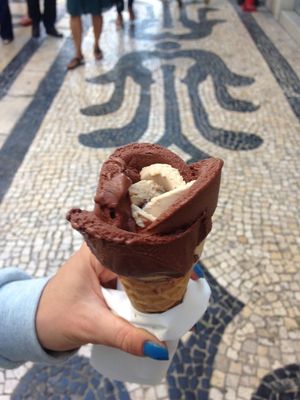 Choco and Halzenut flower (vegan) at Amorino - Augusta in Lisbon