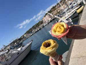 Kleine und mittlere Waffel mit veganen Sorbets  at Amorino in Cassis