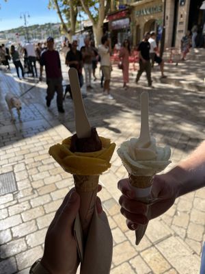 Kleine und mittlere Waffel mit veganen Sorbets  at Amorino in Cassis