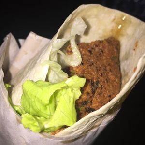 Çig köfte, pita, salade, citron et sauce  :-) à goûter ! at Cigkofteci Ali Usta in Istanbul