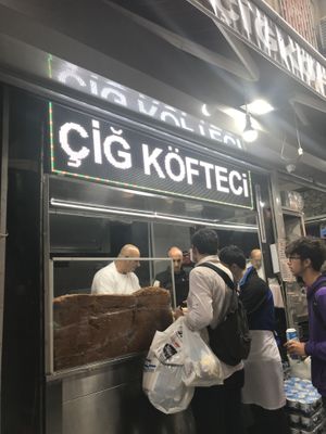 Queues move fast at Cigkofteci Ali Usta in Istanbul
