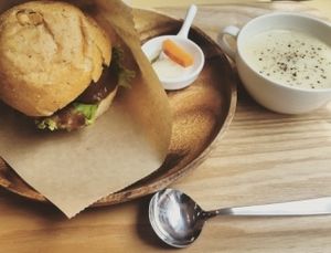 le set hamburger avec steak aux légumes  at Rota Cafe in Fukuoka