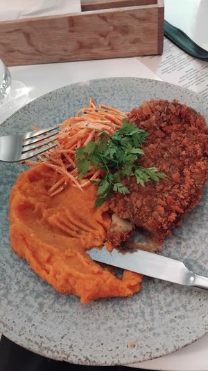 Baklazan s batatovou kasou a salatom,najedla som sa do syta. 12eur len hlavna porcia bez polievky at Fach Juice Shop in Bratislava