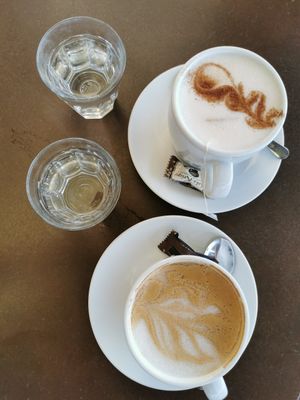 Chai Latte und Milchkaffee, beides mit Hafermilch at 37 grad Kaffeebar Landegeschäft in Lindau