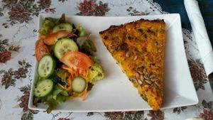 Vegetarian quiche with salad at 37 grad Kaffeebar Landegeschäft in Lindau